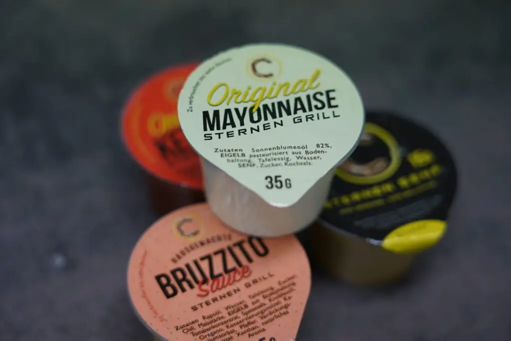 Produktetiketten für Mayonnaise und Saucen – Beispiel für hochwertige Lebensmittelproduktion Schweiz