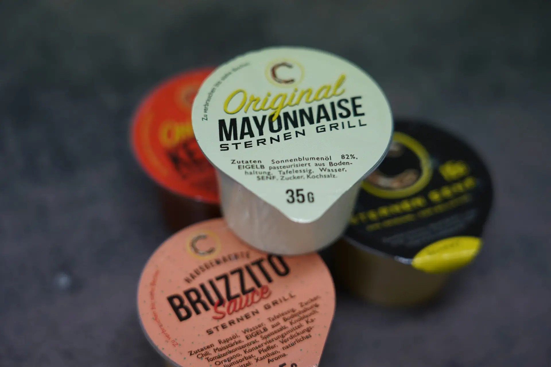 Produktetiketten für Mayonnaise und Saucen – Beispiel für hochwertige Lebensmittelproduktion Schweiz